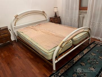 Letto matrimoniale in metallo bianco e ottone