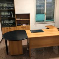 Scrivania e libreria ufficio
