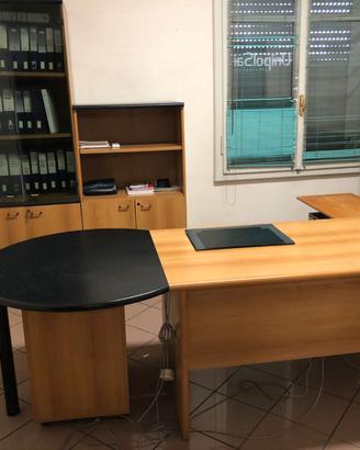 Scrivania e libreria ufficio