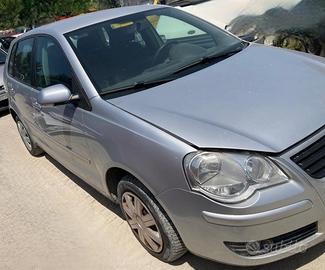 PARAFANGO ANTERIORE DESTRO VOLKSWAGEN Polo 4° Ser