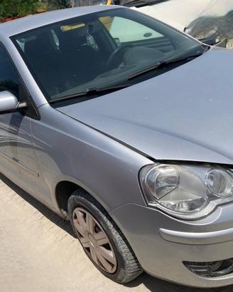 PARAFANGO ANTERIORE DESTRO VOLKSWAGEN Polo 4° Ser