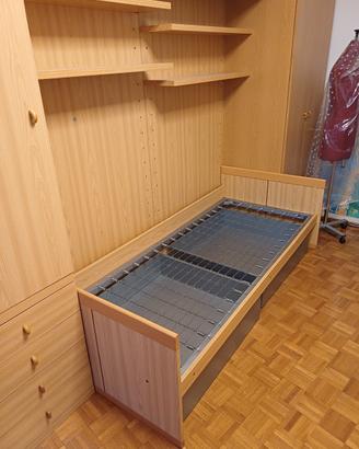 Camera lineare con letto singolo, armadi e cassett