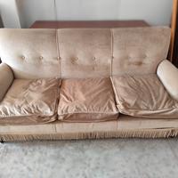 Salotto d'epoca con divano e poltrone 