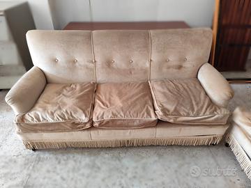 Salotto d'epoca con divano e poltrone 