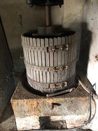 Antico torchio in pietra