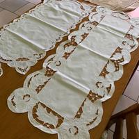 Centrini, tovagliette e grembiule da cucina