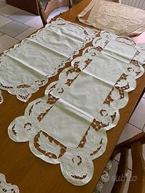 Centrini, tovagliette e grembiule da cucina