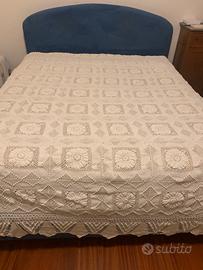 Copriletto in cotone realizzato all’uncinetto