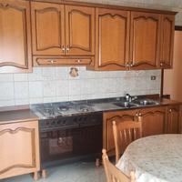 cucina stanza da letto e stanzetta divano e sedie 