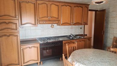 cucina stanza da letto e stanzetta divano e sedie 