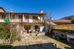 MONTEU DA PO CASA CON CORTILE E TRAVATA