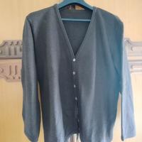 Maglione marrone con bottoni .