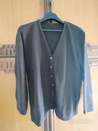 Maglione marrone con bottoni .