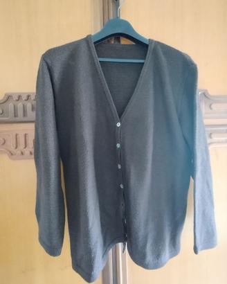 Maglione marrone con bottoni .