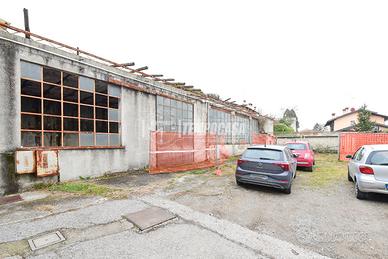 LABORATORIO CON AREA ESTERNA