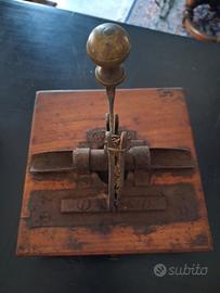 taglia sigari con base in legno e cassetto 