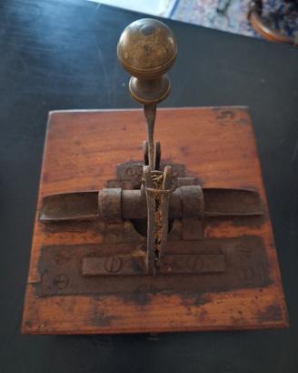 taglia sigari con base in legno e cassetto 