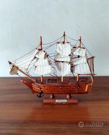 Barca, veliero, nave pirata a vele in legno, model