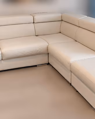 DIVANO ANGOLARE IN PELLE BIANCA + POUF