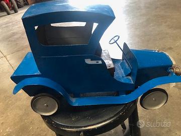 antica macchina giocattolo in ferro