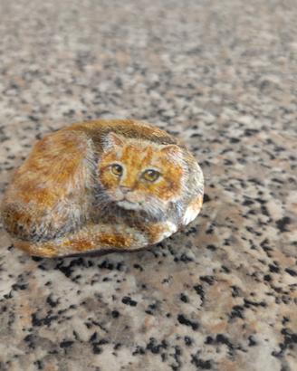 Gatto dipinto a mano su sasso