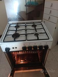 Cucina a gas con forno elettrico ventilato 