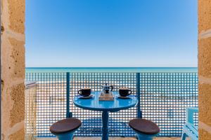 La casetta azzurra sulla spiaggia e sul mare