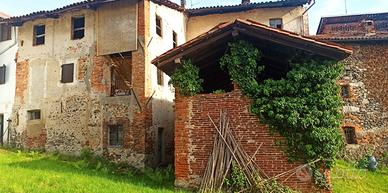Casa di cortile e terreno