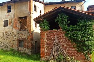 Casa di cortile e terreno