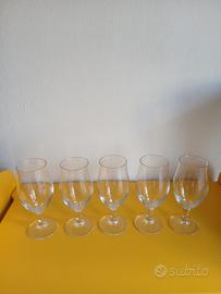5 calici a tulipano da birra.