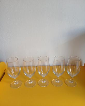 5 calici a tulipano da birra.