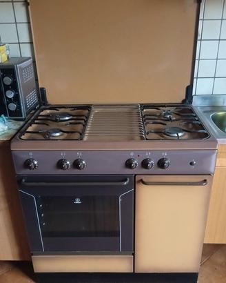 Cucina a gas con forno Indesit