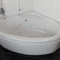 Vasca da bagno angolare idromassaggio