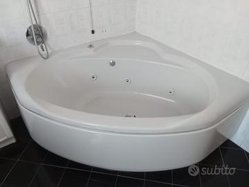 Vasca da bagno angolare idromassaggio