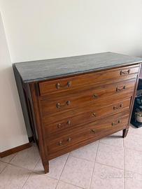 Cassettiera antica in legno con piano in marmo