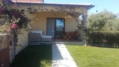 Villetta con ampio giardino e parziale vista mare