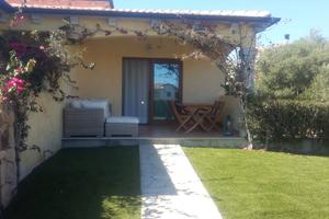 Villetta con ampio giardino e parziale vista mare