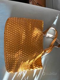 Borsa gialla intrecciata in pelle con mini borsa