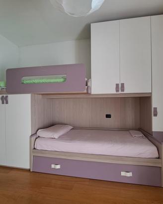 Cameretta a ponte con letto a castello e letto