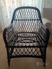 Poltrona nera di vimini