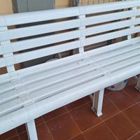 panchina in resina  tavolo e sedie 