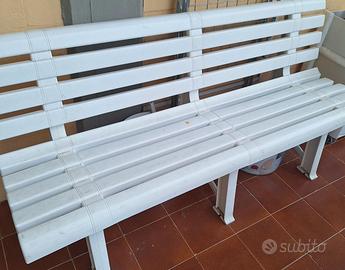 panchina in resina  tavolo e sedie 