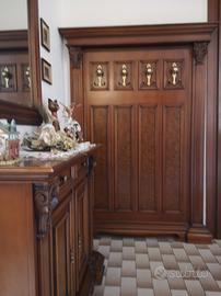 Mobile con specchio e attaccapanni