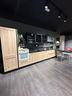 cucina-moderna-effetto-legno-elettrodomestici
