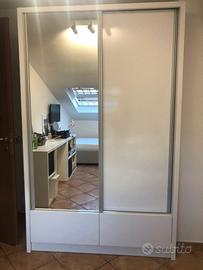 armadio due ante scorrevoli e specchio 