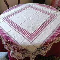 Tovaglia copritavolo ricamata