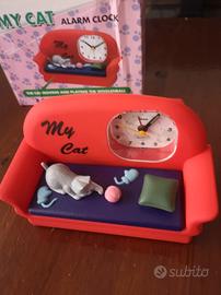 Orologio-Sveglia a Forma di Divano con Gattino