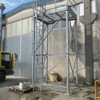 Piattaforma con scala zincata