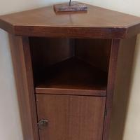 Mobile basso ad angolo in legno