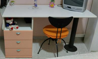 Scrivania bianca con cassetti